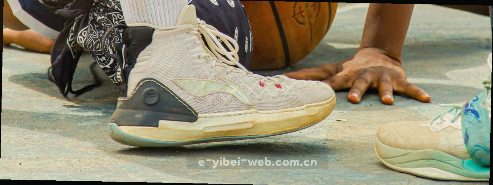 深墨绿底色上的细网格线与荧光青颗粒组成的抽象数据纹理
